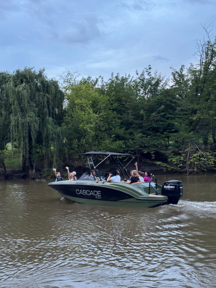 Cascade 230 out on the water with family